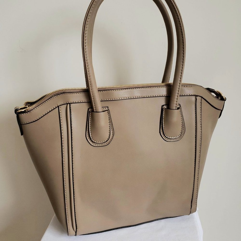 Sole Society tan/toupe purse zippered top w/ strap